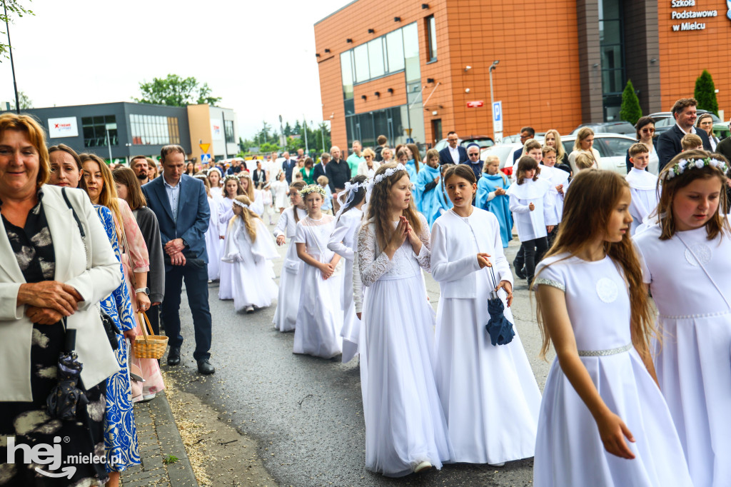 Procesja Bożego Ciała w parafii Ducha Świętego w Mielcu