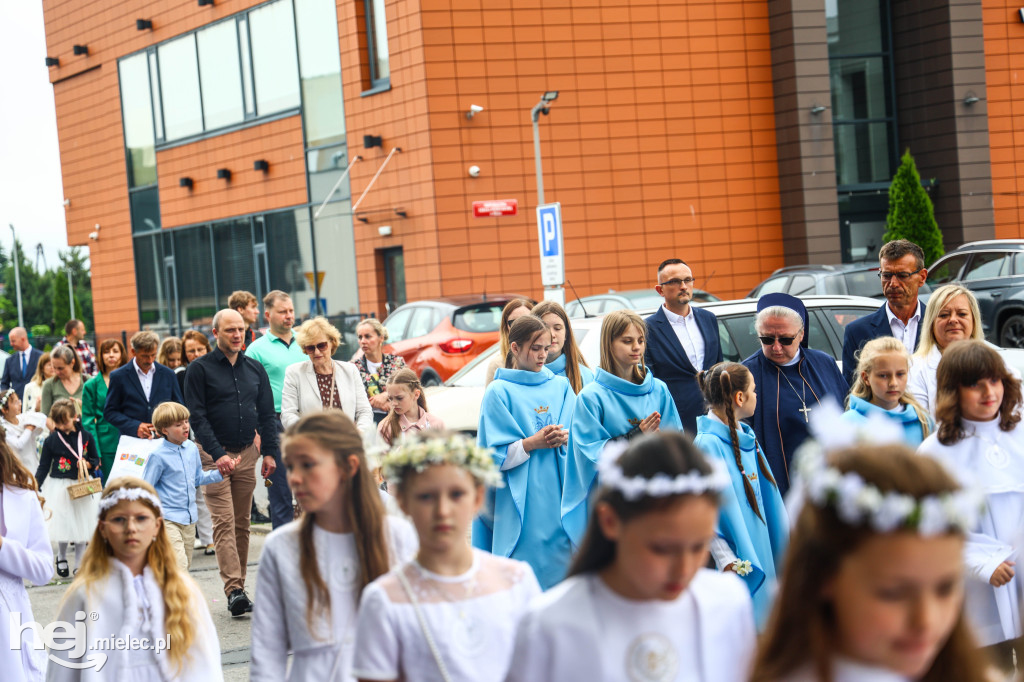 Procesja Bożego Ciała w parafii Ducha Świętego w Mielcu