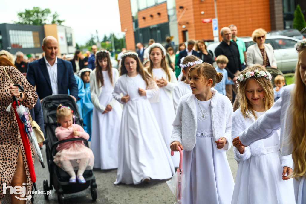 Procesja Bożego Ciała w parafii Ducha Świętego w Mielcu