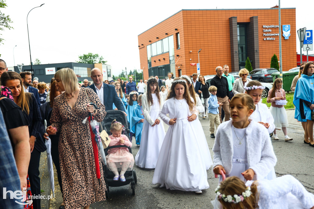 Procesja Bożego Ciała w parafii Ducha Świętego w Mielcu