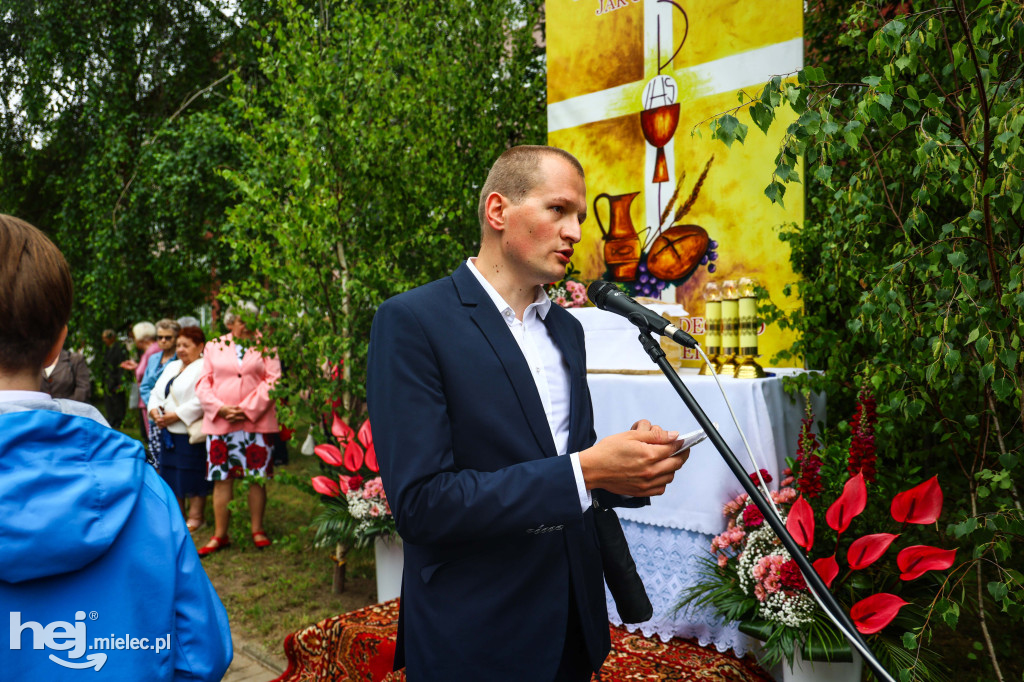 Procesja Bożego Ciała w parafii Ducha Świętego w Mielcu