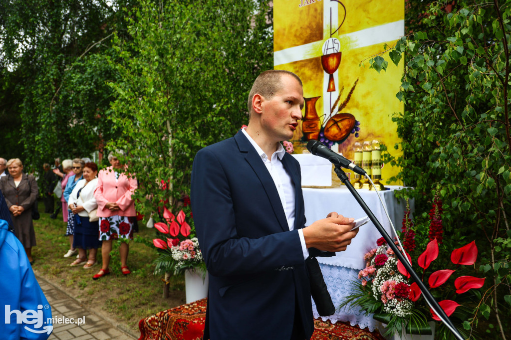 Procesja Bożego Ciała w parafii Ducha Świętego w Mielcu