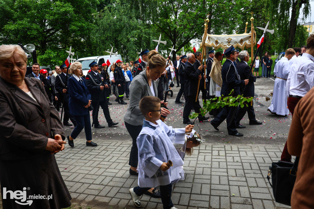 Procesja Bożego Ciała w parafii Ducha Świętego w Mielcu