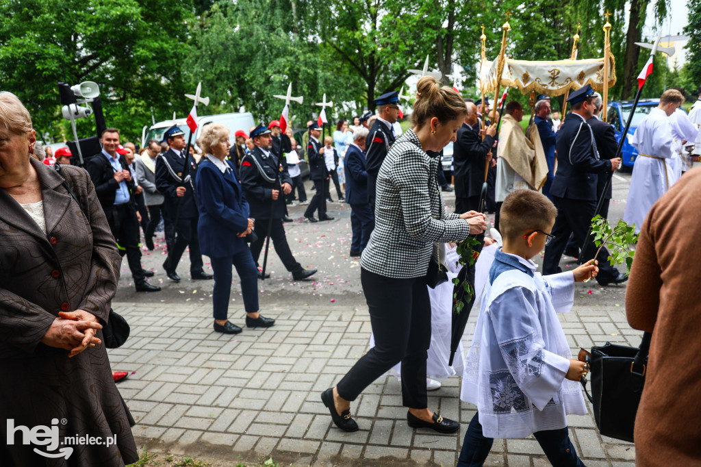 Procesja Bożego Ciała w parafii Ducha Świętego w Mielcu
