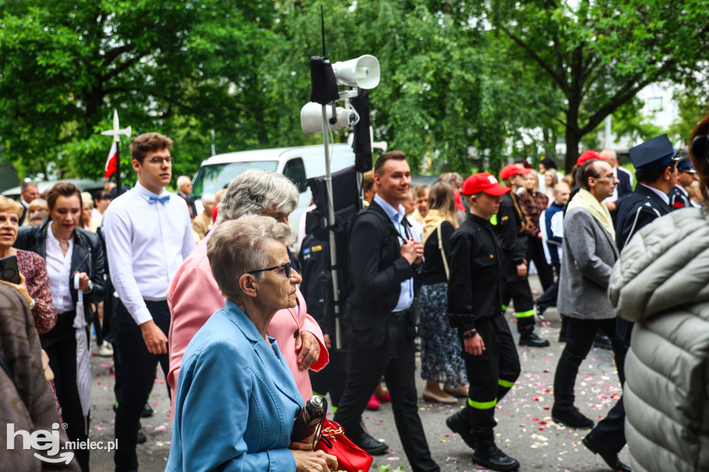 Procesja Bożego Ciała w parafii Ducha Świętego w Mielcu
