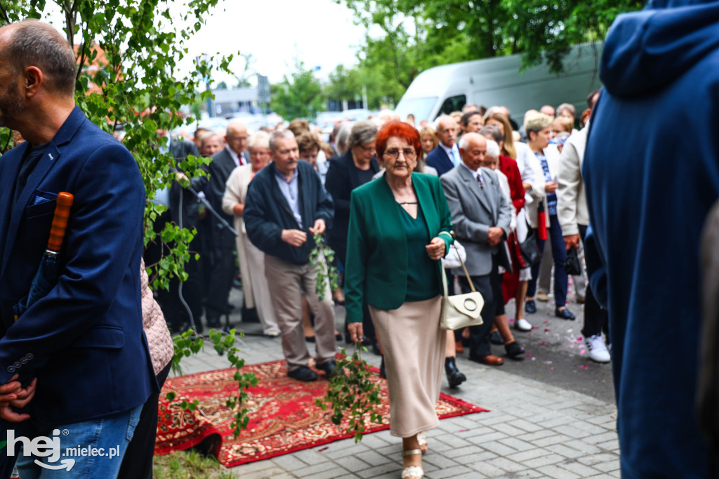 Procesja Bożego Ciała w parafii Ducha Świętego w Mielcu