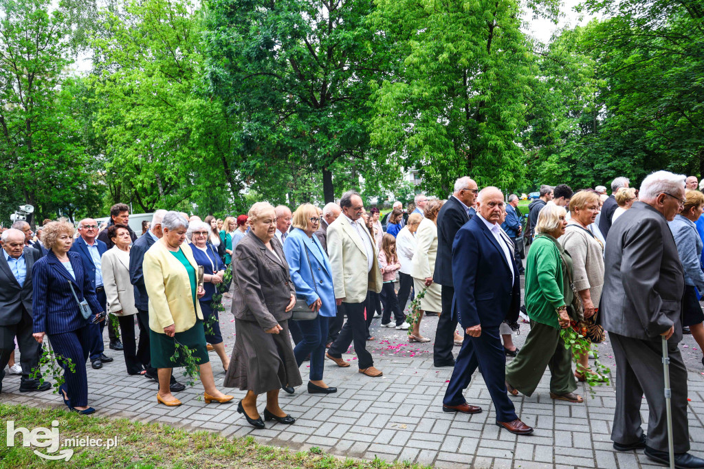 Procesja Bożego Ciała w parafii Ducha Świętego w Mielcu