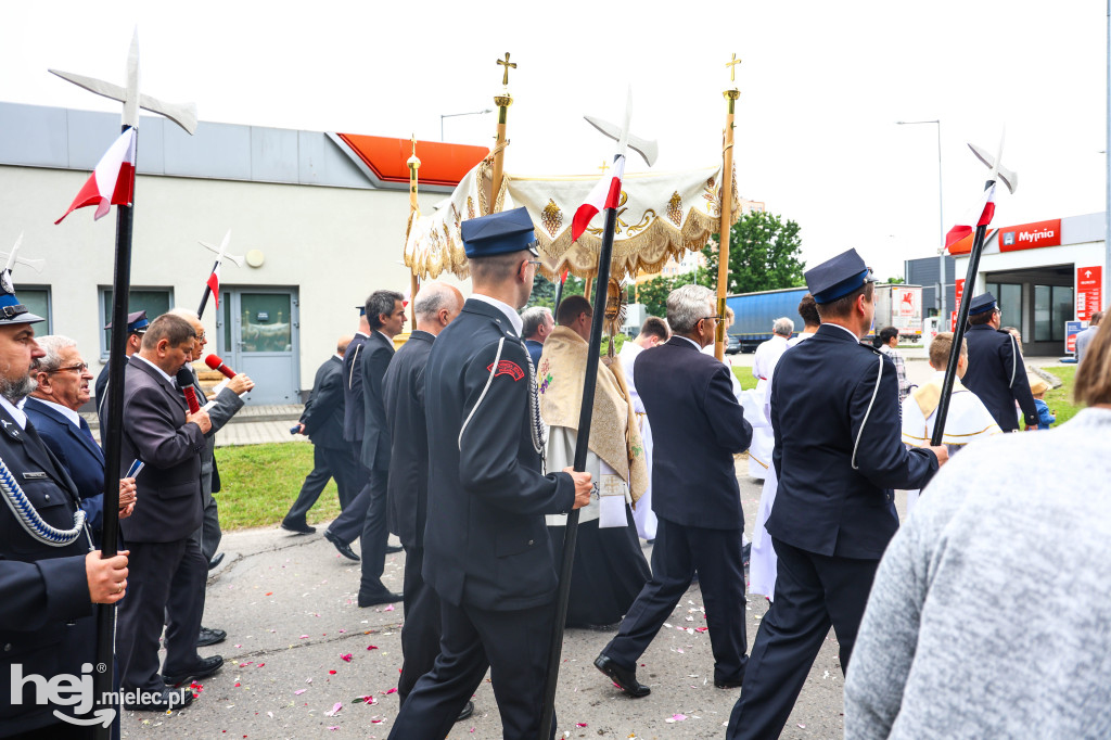 Procesja Bożego Ciała w parafii Ducha Świętego w Mielcu