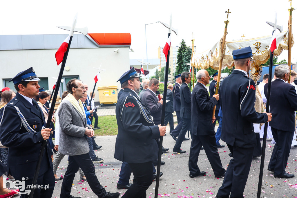 Procesja Bożego Ciała w parafii Ducha Świętego w Mielcu