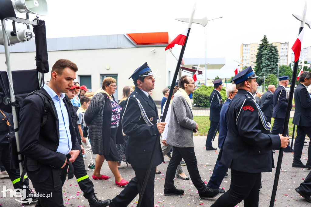 Procesja Bożego Ciała w parafii Ducha Świętego w Mielcu