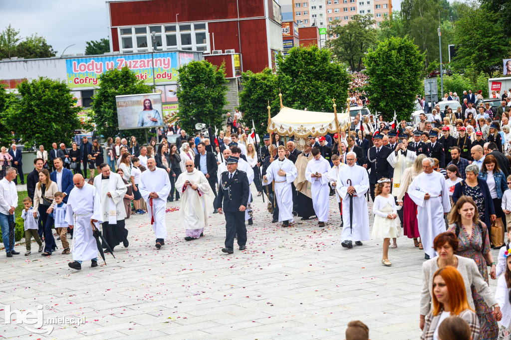 Procesja Bożego Ciała w parafii Ducha Świętego w Mielcu
