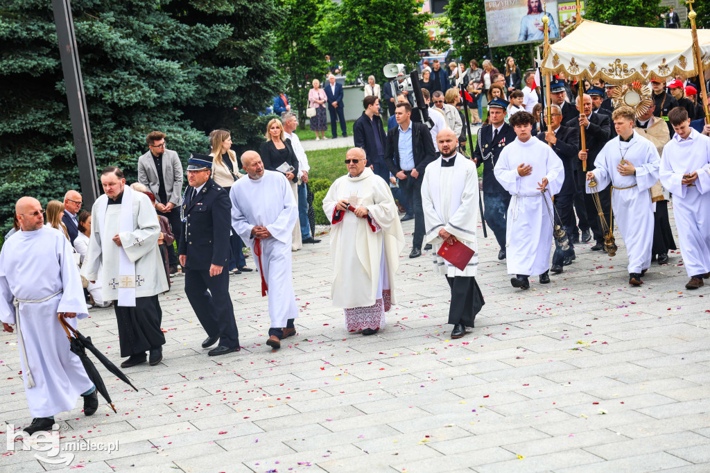 Procesja Bożego Ciała w parafii Ducha Świętego w Mielcu