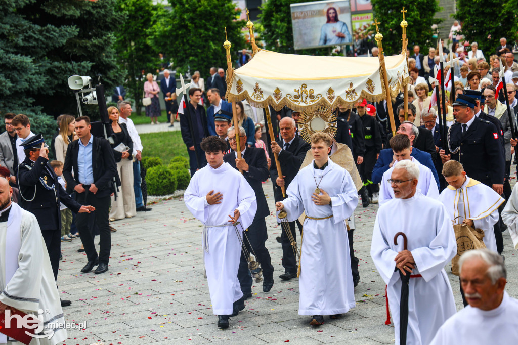Procesja Bożego Ciała w parafii Ducha Świętego w Mielcu