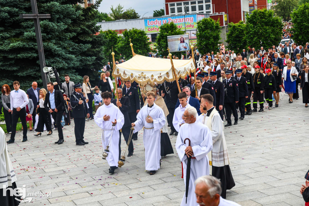Procesja Bożego Ciała w parafii Ducha Świętego w Mielcu