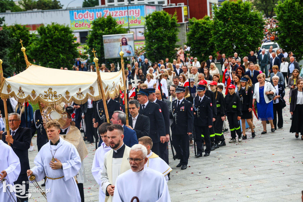 Procesja Bożego Ciała w parafii Ducha Świętego w Mielcu
