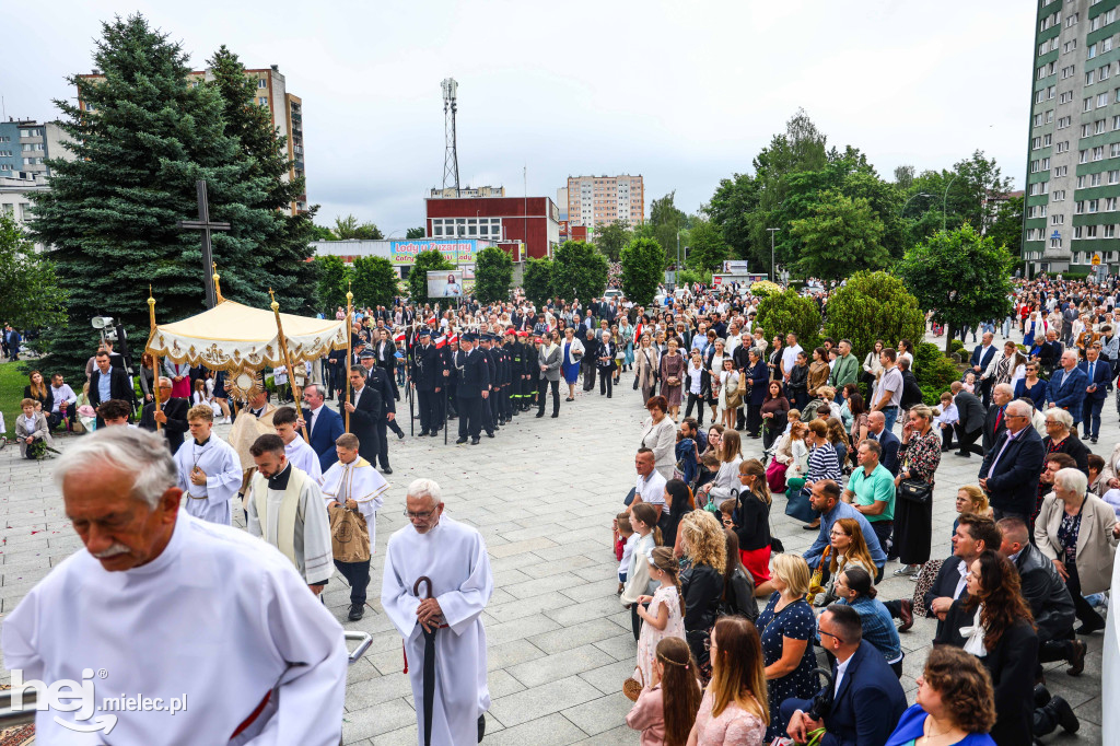 Procesja Bożego Ciała w parafii Ducha Świętego w Mielcu