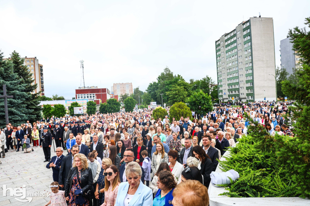 Procesja Bożego Ciała w parafii Ducha Świętego w Mielcu