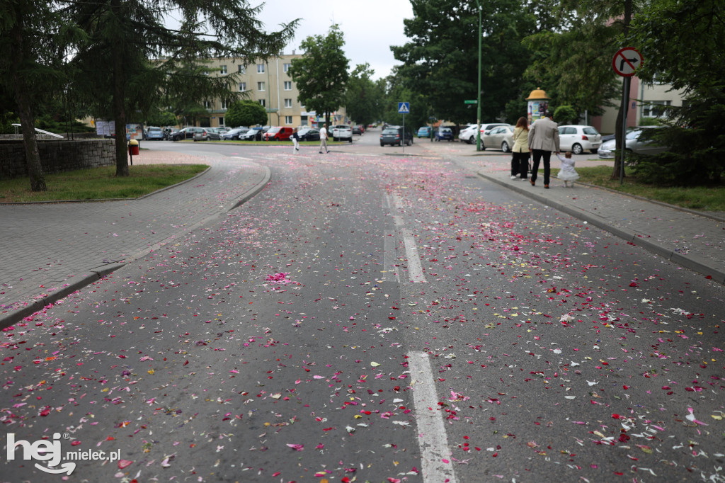 Procesja Parafii pw. Matki Bożej Nieustającej Pomocy w Mielcu