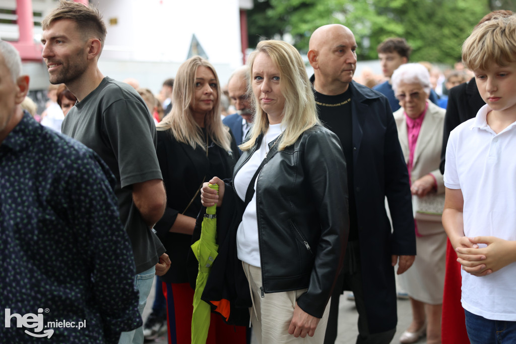 Procesja Parafii pw. Matki Bożej Nieustającej Pomocy w Mielcu