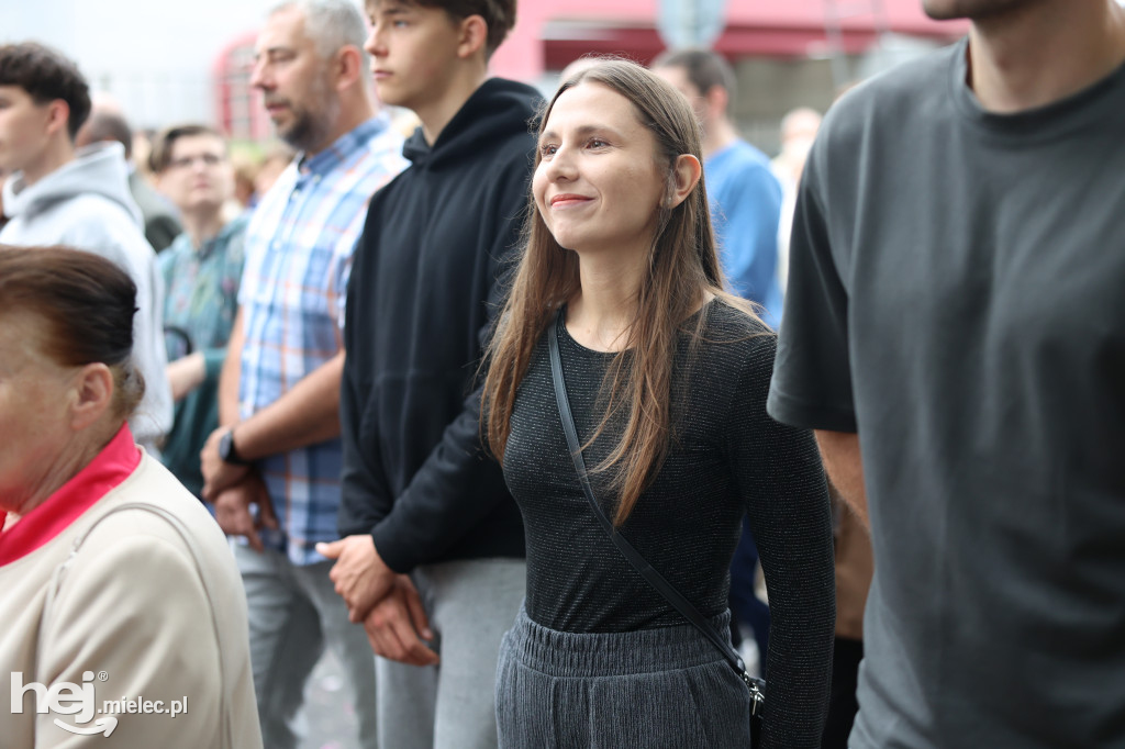 Procesja Parafii pw. Matki Bożej Nieustającej Pomocy w Mielcu