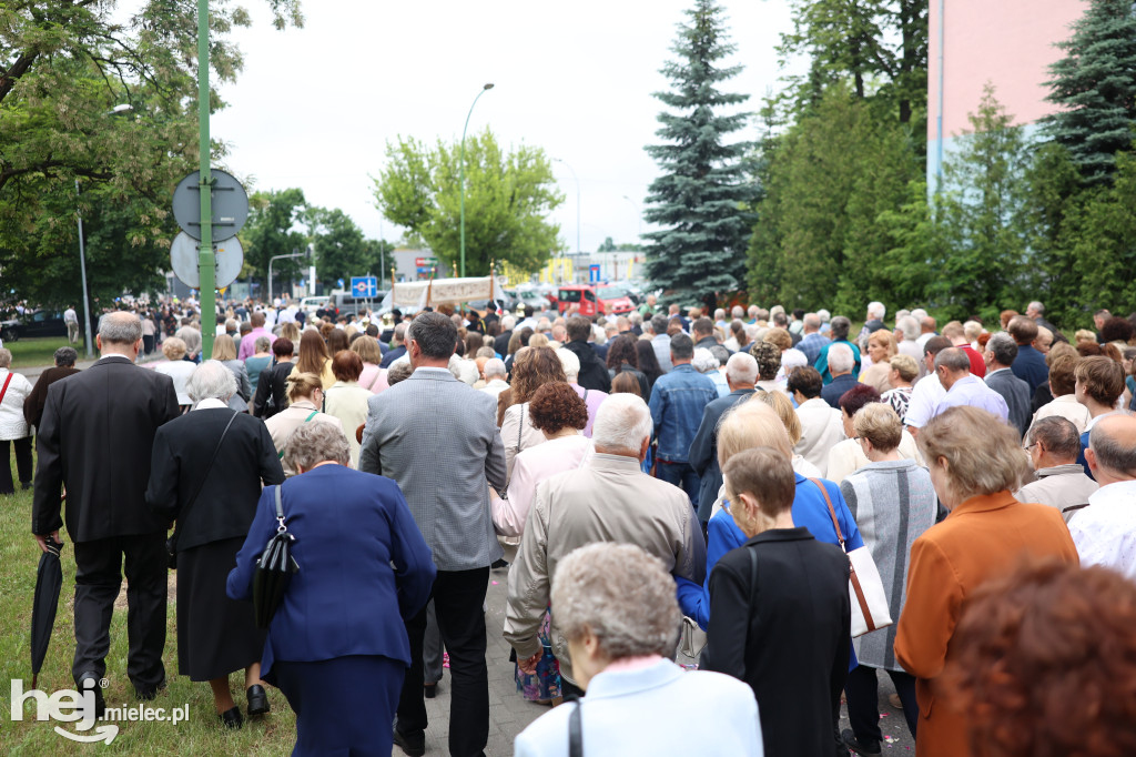 Procesja Parafii pw. Matki Bożej Nieustającej Pomocy w Mielcu