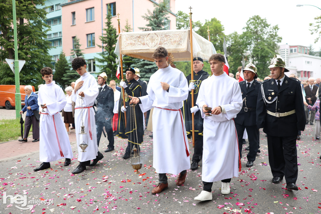 Procesja Parafii pw. Matki Bożej Nieustającej Pomocy w Mielcu