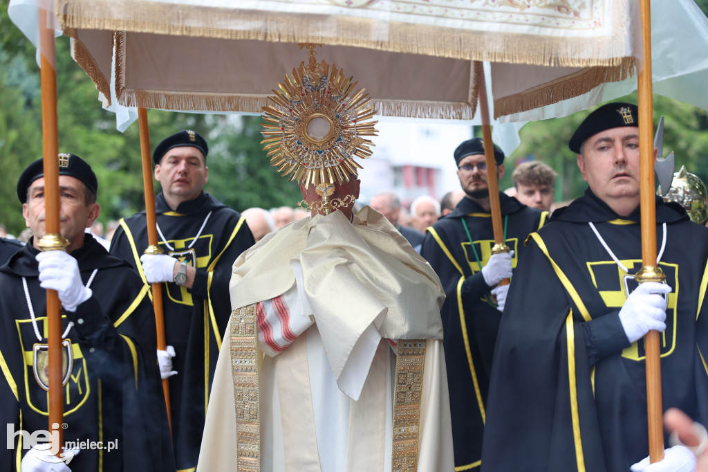 Procesja Parafii pw. Matki Bożej Nieustającej Pomocy w Mielcu