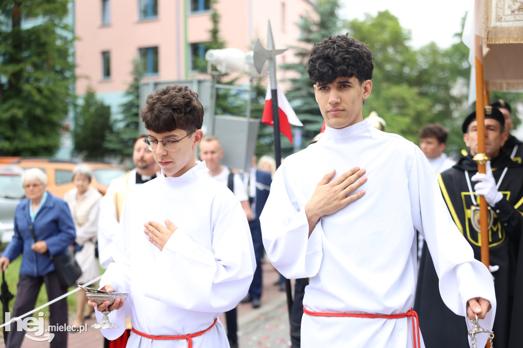 Procesja Parafii pw. Matki Bożej Nieustającej Pomocy w Mielcu