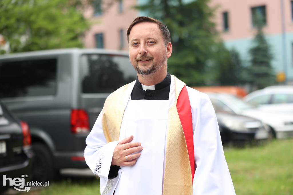 Procesja Parafii pw. Matki Bożej Nieustającej Pomocy w Mielcu