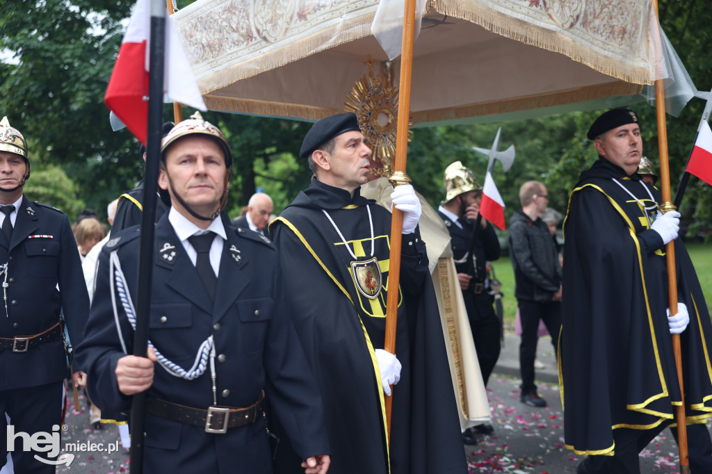 Procesja Parafii pw. Matki Bożej Nieustającej Pomocy w Mielcu