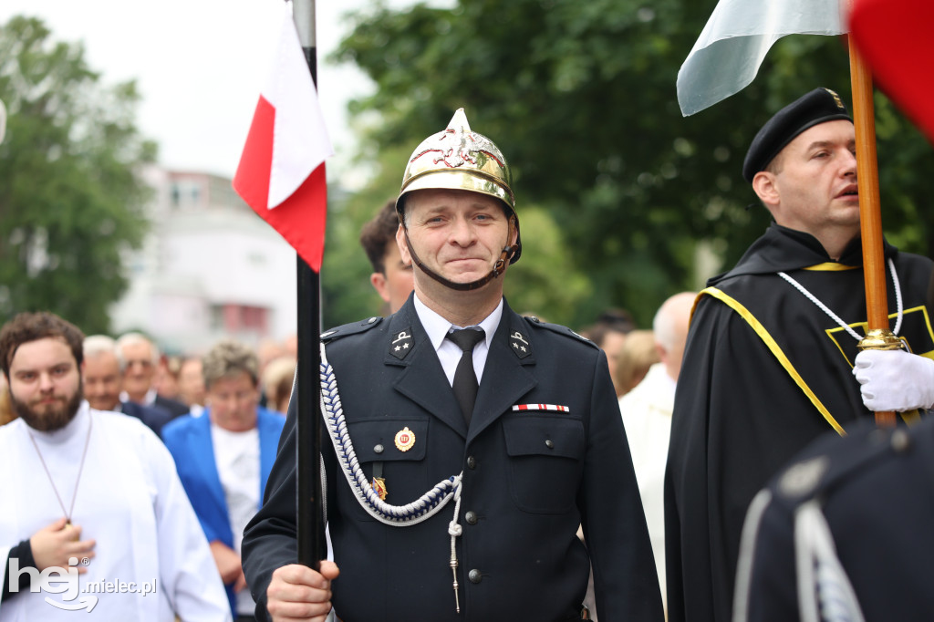 Procesja Parafii pw. Matki Bożej Nieustającej Pomocy w Mielcu