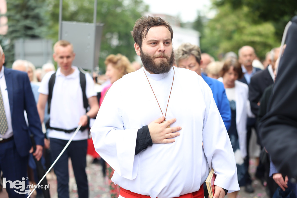 Procesja Parafii pw. Matki Bożej Nieustającej Pomocy w Mielcu