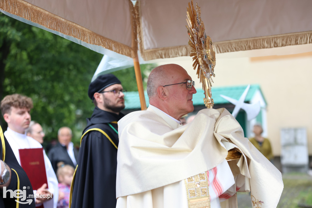 Procesja Parafii pw. Matki Bożej Nieustającej Pomocy w Mielcu