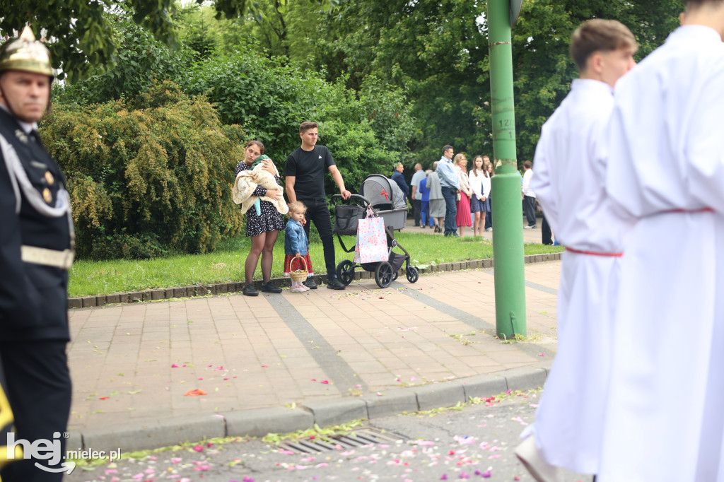 Procesja Parafii pw. Matki Bożej Nieustającej Pomocy w Mielcu