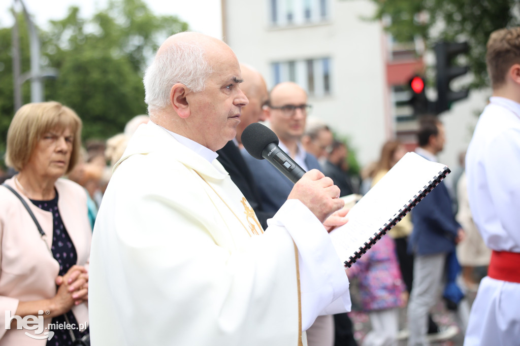 Procesja Parafii pw. Matki Bożej Nieustającej Pomocy w Mielcu