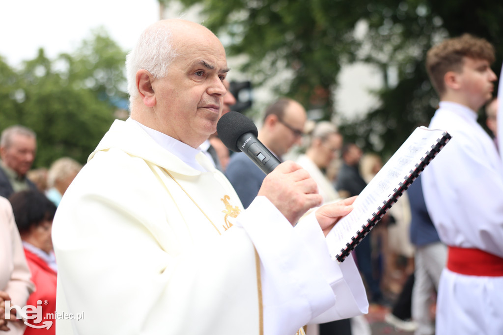 Procesja Parafii pw. Matki Bożej Nieustającej Pomocy w Mielcu