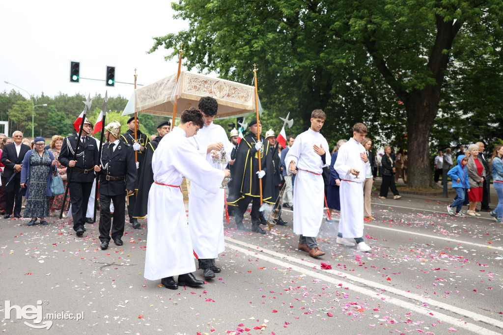 Procesja Parafii pw. Matki Bożej Nieustającej Pomocy w Mielcu