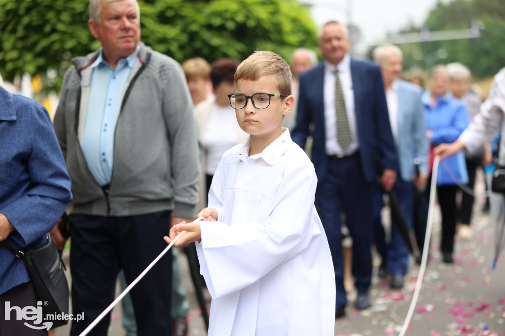 Procesja Parafii pw. Matki Bożej Nieustającej Pomocy w Mielcu