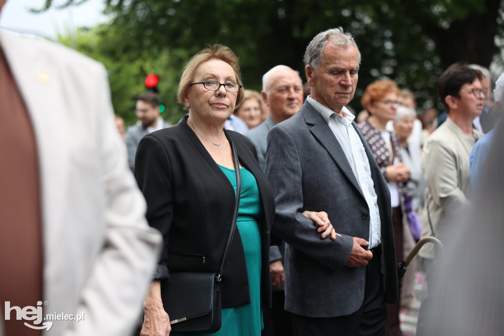Procesja Parafii pw. Matki Bożej Nieustającej Pomocy w Mielcu