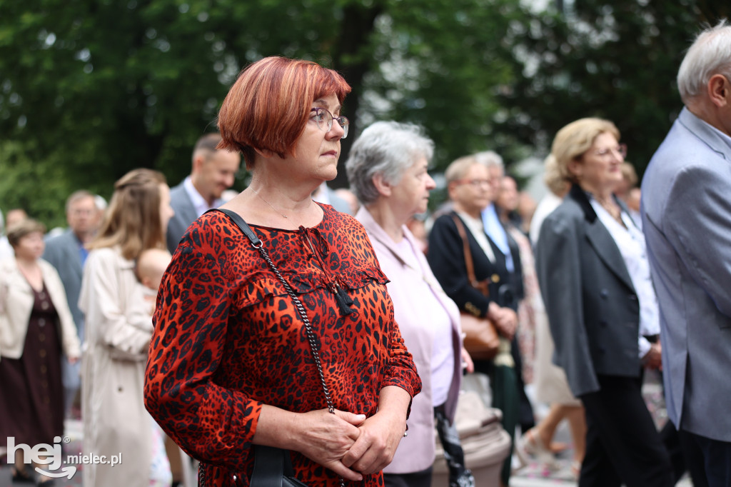 Procesja Parafii pw. Matki Bożej Nieustającej Pomocy w Mielcu