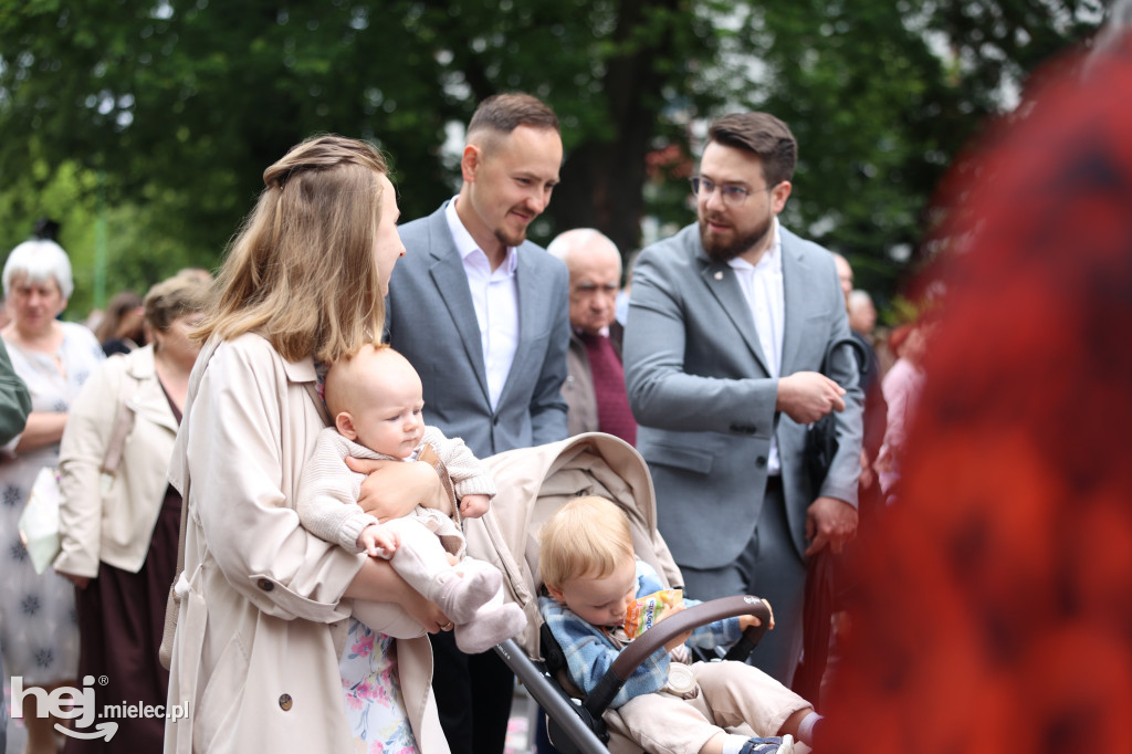 Procesja Parafii pw. Matki Bożej Nieustającej Pomocy w Mielcu