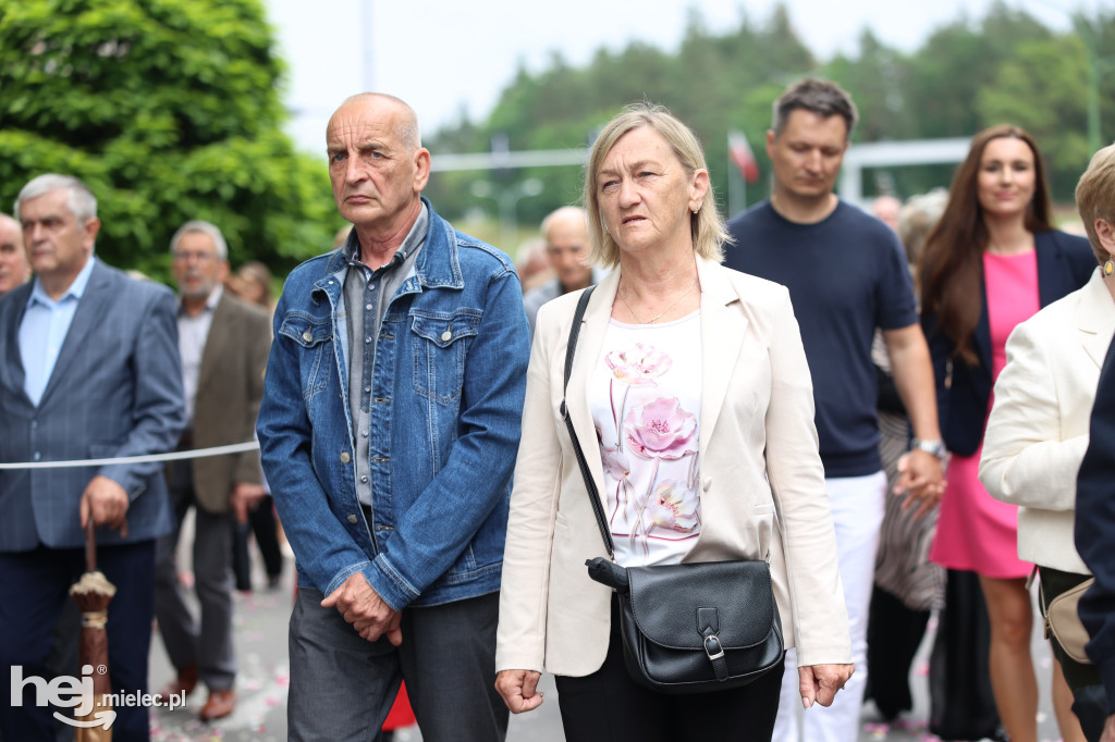 Procesja Parafii pw. Matki Bożej Nieustającej Pomocy w Mielcu