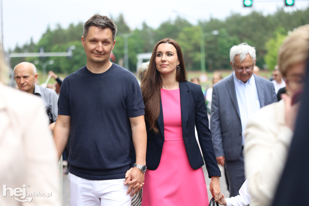 Procesja Parafii pw. Matki Bożej Nieustającej Pomocy w Mielcu