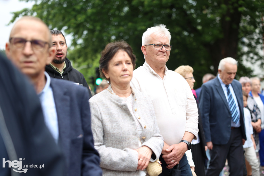 Procesja Parafii pw. Matki Bożej Nieustającej Pomocy w Mielcu