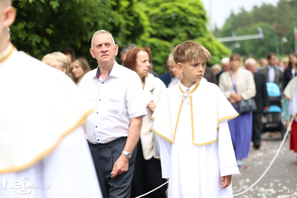 Procesja Parafii pw. Matki Bożej Nieustającej Pomocy w Mielcu