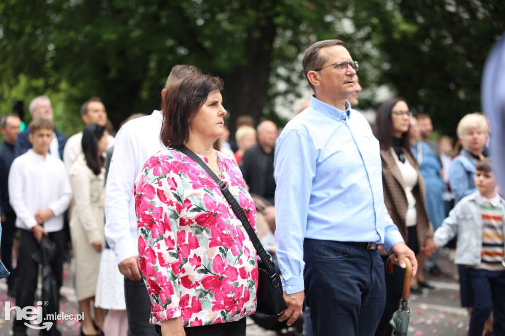 Procesja Parafii pw. Matki Bożej Nieustającej Pomocy w Mielcu