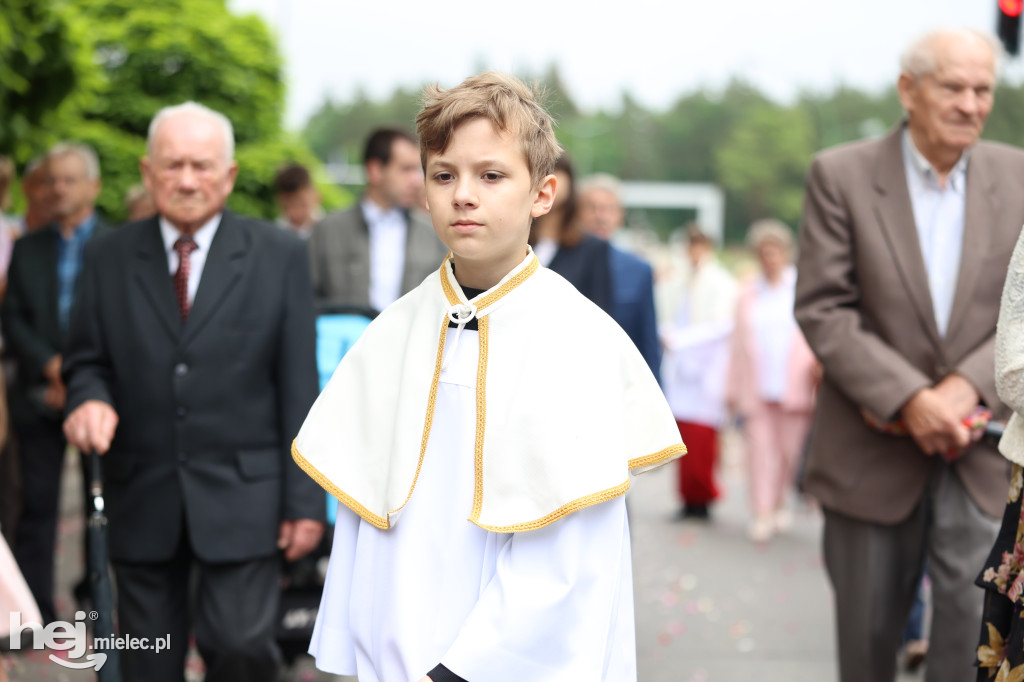 Procesja Parafii pw. Matki Bożej Nieustającej Pomocy w Mielcu