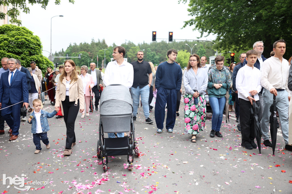 Procesja Parafii pw. Matki Bożej Nieustającej Pomocy w Mielcu
