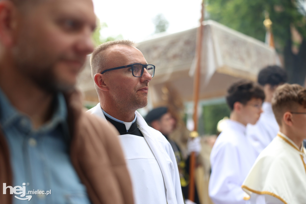 Procesja Parafii pw. Matki Bożej Nieustającej Pomocy w Mielcu