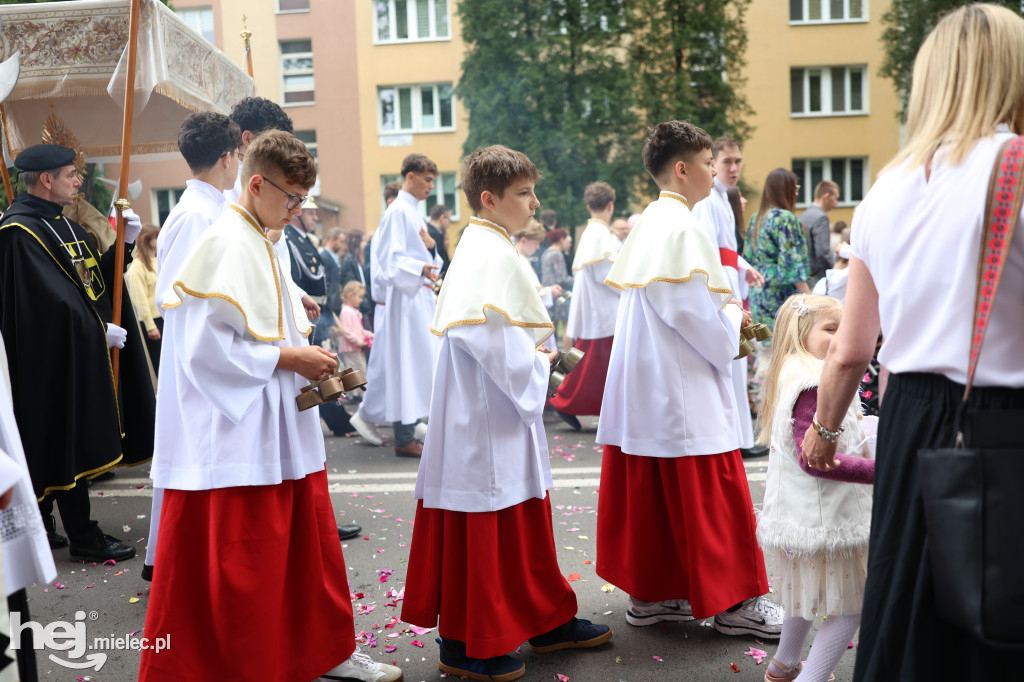 Procesja Parafii pw. Matki Bożej Nieustającej Pomocy w Mielcu